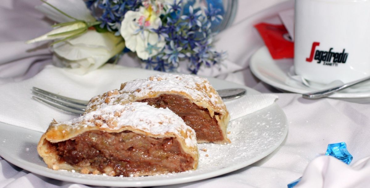 Prague Cruise with coffee and apple strudel - OUT OF ORDER CURRENTLY