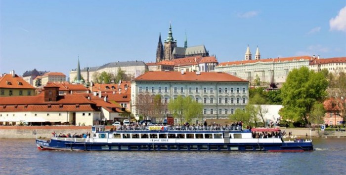 One hour cruise on the Vltava River 12:00/13:00/15:00/16:00