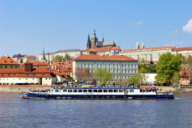 One hour cruise on the Vltava River 12:00/15:00/16:00
