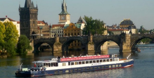 Crociera turistica di un'ora con commento audio a Praga alle 12:00, alle 13:00, alle 15:00 e alle 16:00. 