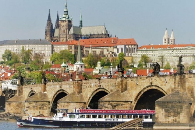 Croisière touristique d'une heure avec commentaires audio dans Prague 5 fois par jour