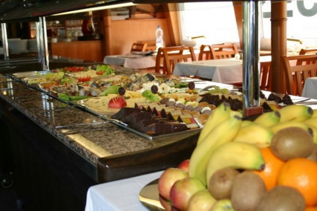 Cruise with buffet for 2 hours at 12:00, 18:00 and 20:00