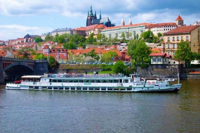 Croisière touristique de deux heures dans Prague à 12h00 - sans buffet de rafraîchissements.