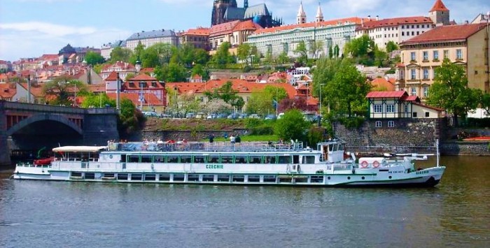 Two-hour sightseeing cruise through Prague at 12:00 - without buffet refreshments