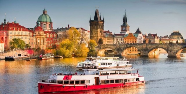 Weekend 1-hour cruise on the Vltava River 5 times a day